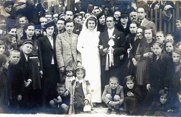 Очень старое фото свадьбы. только что поженившаяся пара из Македонии — стоковое фото