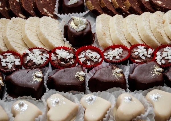 Ürün yelpazesine çikolatalı pralin tatlılar — Stok fotoğraf