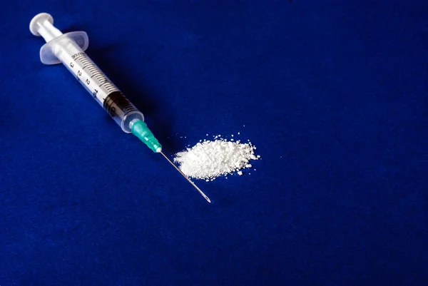 Tıbbi şırınga ve uyuşturucu blu arka plan üzerinde — Stok fotoğraf