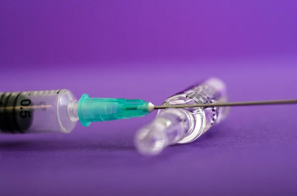 Medicinska libeller för injektion med en spruta — Stockfoto