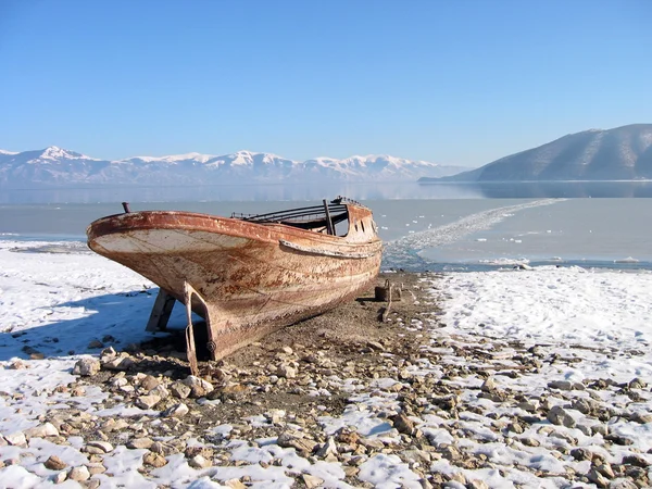Ztroskotání na pláži velké jezero Prespanské, Makedonie — Stock fotografie