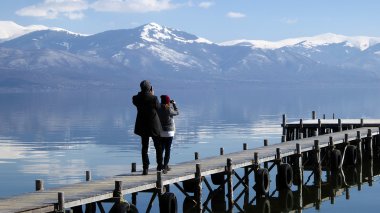 Bir Big Lake Prespa, Makedonya üzerinde resim çekmek çift