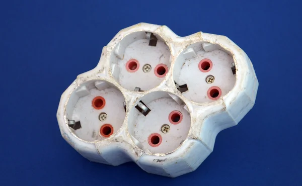 Электрическая вчетверо белая пластиковая розетка — стоковое фото
