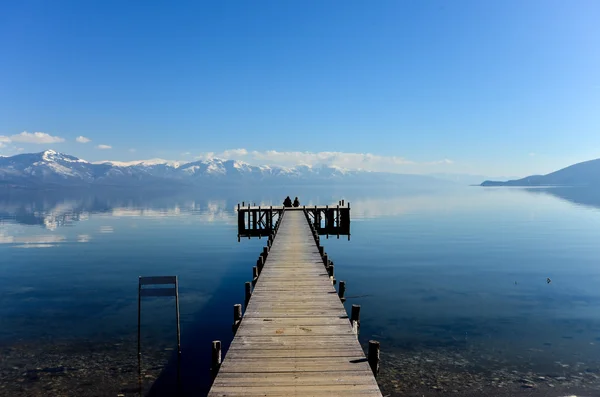 Romance en un muelle del lago Prespa, Macedonia — Foto de Stock