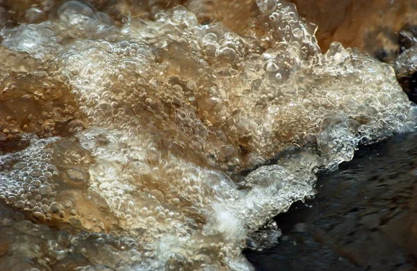 Schlammwasser fließt in den Fluss — Stockfoto