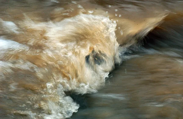 Água lamacenta que flui no rio — Fotografia de Stock