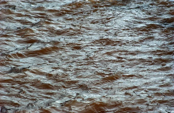 Água lamacenta que flui no rio — Fotografia de Stock