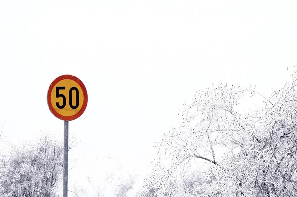 Rychlostní symbol dopravní omezení v zimě — Stock fotografie