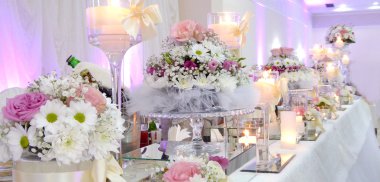 Bir etkinlik ya da düğün resepsiyonu için masa hazır.