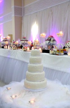 Bir etkinlik ya da düğün resepsiyonu için masa hazır.