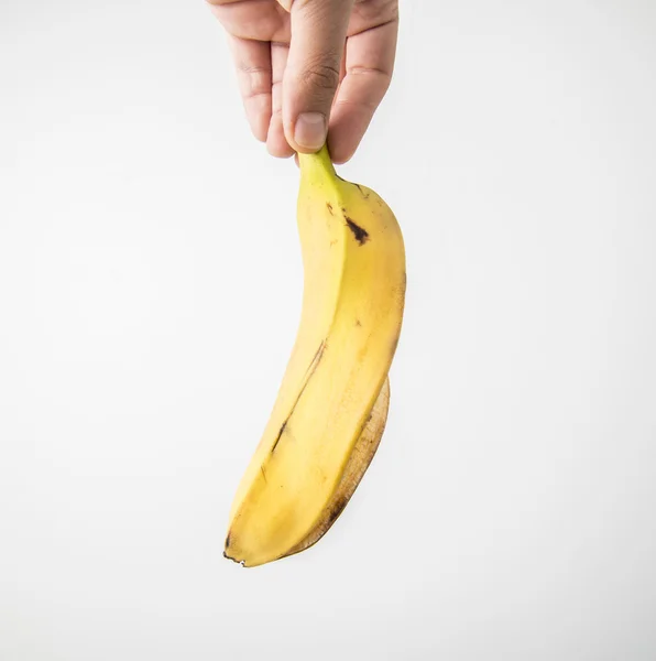 Mão segurar banana descascada — Fotografia de Stock