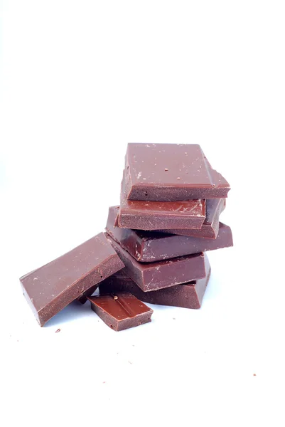 Beyaz arka plan üzerinde kırık çikolata parçaları — Stok fotoğraf