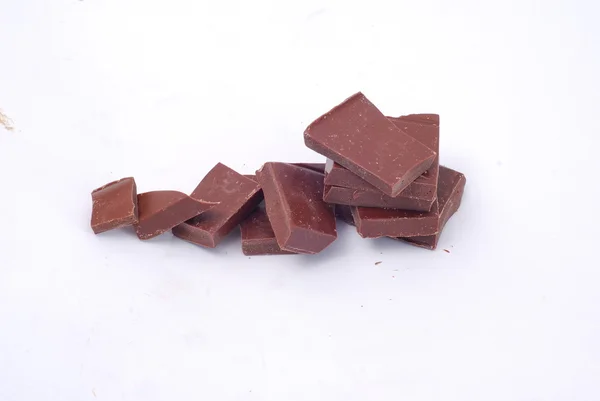 Beyaz arka plan üzerinde kırık çikolata parçaları — Stok fotoğraf