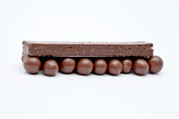Boulettes et barres de chocolat aux céréales — Photo