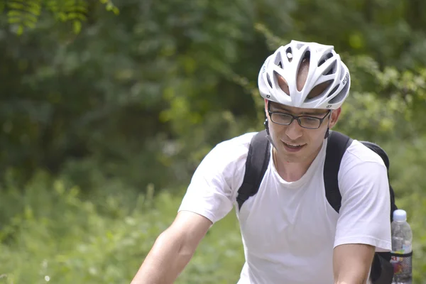 PARQUE NACIONAL GALICICA, MACEDONIA - 21 DE JUNIO DE 2015: Tour en Bicicleta "Tour de Galichitsa" fue organizado por el ciclismo-Mountain Bike Club Prespa. La gira se lleva a cabo el segundo año, los participantes tenían el opport — Foto de Stock