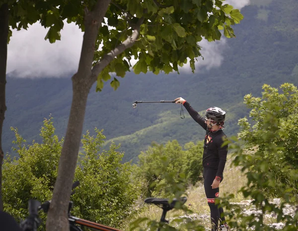 Hacer selfy después de ciclismo duro — Foto de Stock