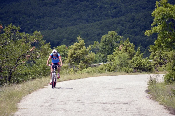 NATIONAL PARK GALICICA,MACEDONIA -JUNE 21, 2015:Bicycle Tour "Tour de Galichitsa" was organized by the cycling-Mountain Bike Club Prespa. The tour is held the second year, participants had  the opport — Stock Photo, Image