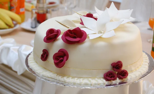 Bolo de casamento branco com rosas vermelhas — Fotografia de Stock