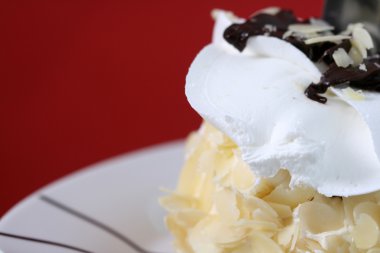 Bademli çikolatalı kek