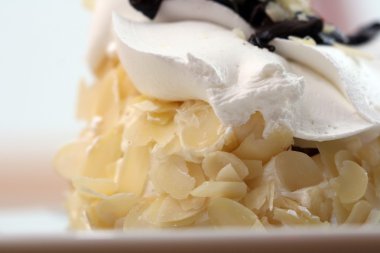 Bademli çikolatalı kek