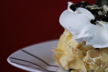 Bademli çikolatalı kek