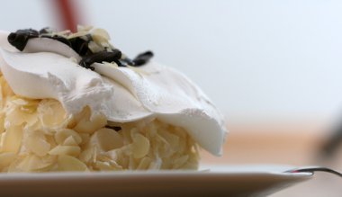 Bademli çikolatalı kek