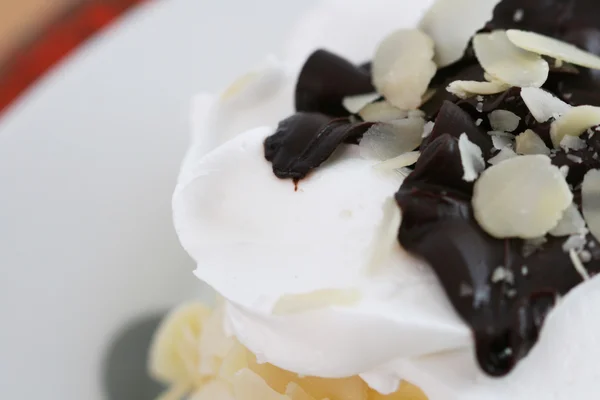 Pastel de chocolate con almendras — Foto de Stock