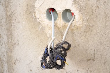  Elektrik prizini takıyor. İnşaatın ilk aşamasındaki güç soketleri