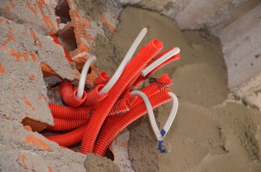  Elektrik prizini takıyor. İnşaatın ilk aşamasındaki güç soketleri