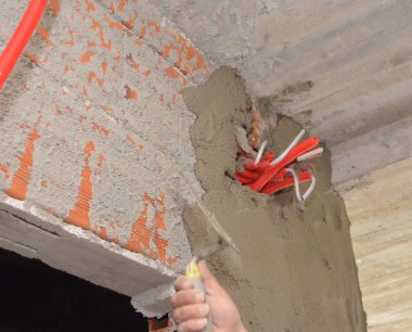  Elektrik prizini takıyor. İnşaatın ilk aşamasındaki güç soketleri