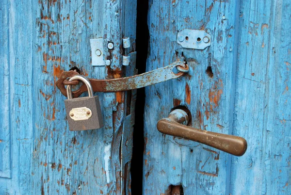 Eski mavi kilitli kapı — Stok fotoğraf