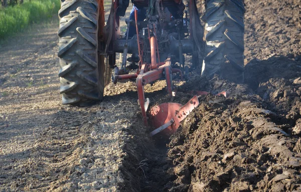 Plowing fält — Stockfoto