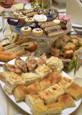 Bir tabloda lezzetli yemek