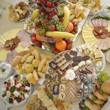 Bir tabloda lezzetli yemek