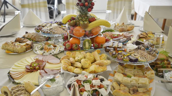 Leckeres Essen auf einem Tisch — Stockfoto