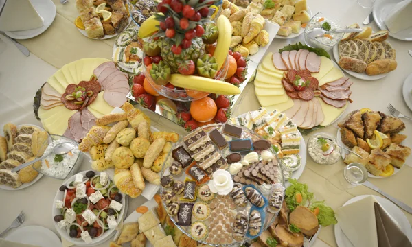 La comida deliciosa sobre la mesa — Foto de Stock