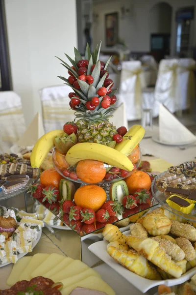 Comida deliciosa em uma mesa — Fotografia de Stock