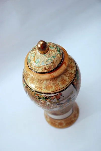 Керамическая китайская ваза с красивым узором — стоковое фото
