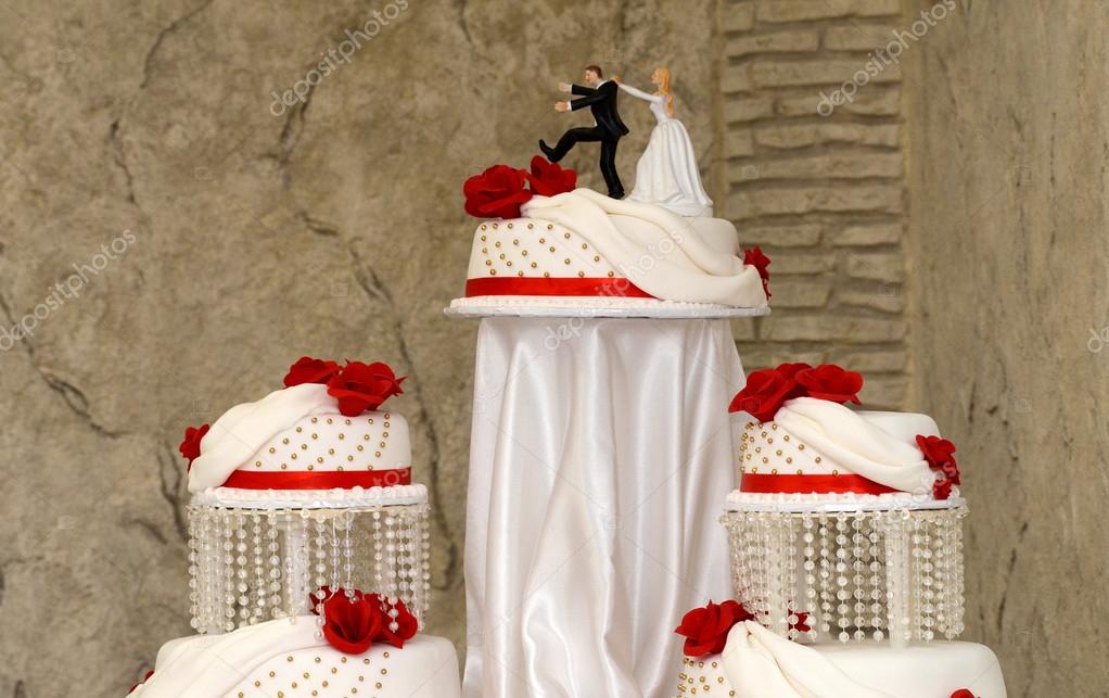 Gateau De Mariage Blanc Avec Des Roses Rouges Image Libre De Droit Par Nehruresen C