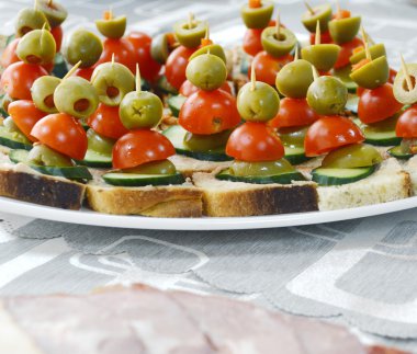 İyi dekore edilmiş gıda, kanepeler, soğuk, kesim, açık büfe