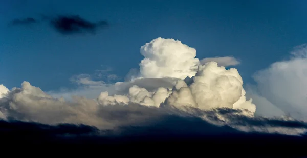 Wolken op een blauwe lucht — Stockfoto