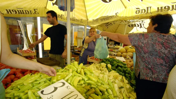 Vendedores de frutas y hortalizas en el mercado — Foto de Stock