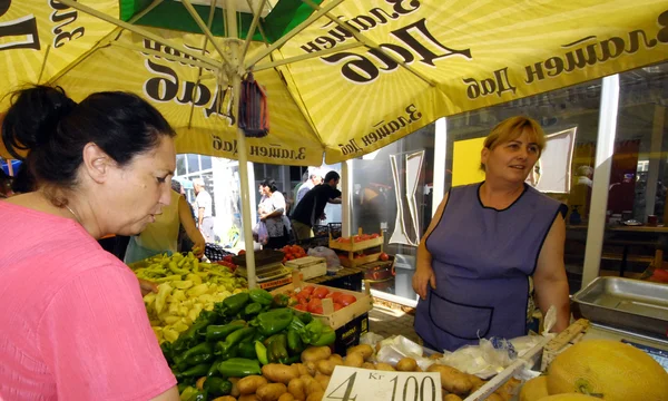 Vendedores de frutas y hortalizas en el mercado — Foto de Stock