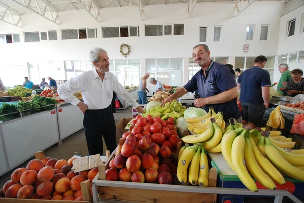 Vendedores de frutas y hortalizas en el mercado — Foto de Stock