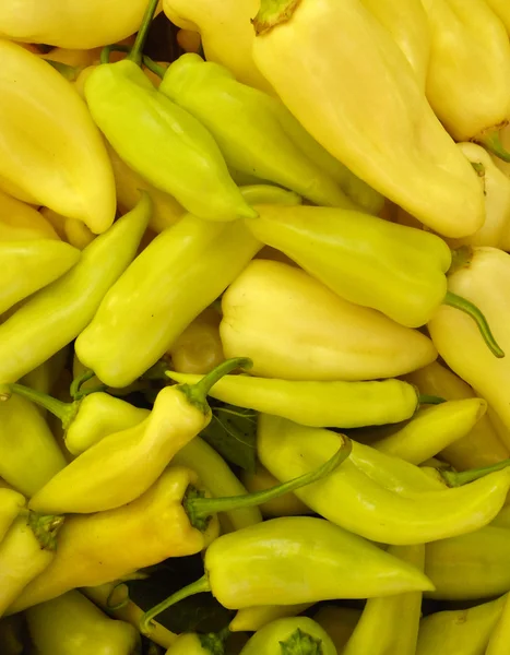 Venda de páprica verde no mercado aberto — Fotografia de Stock