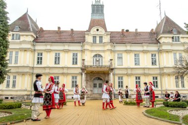 Resne, Makedonya - folklor gurubu Tashe Miloshevski, binanın bir iyi bilinen Saray Macedonia.Resen, Makedonya üzerinde 25 Kasım 2013 bahçesinde poz Kasım 25:Members