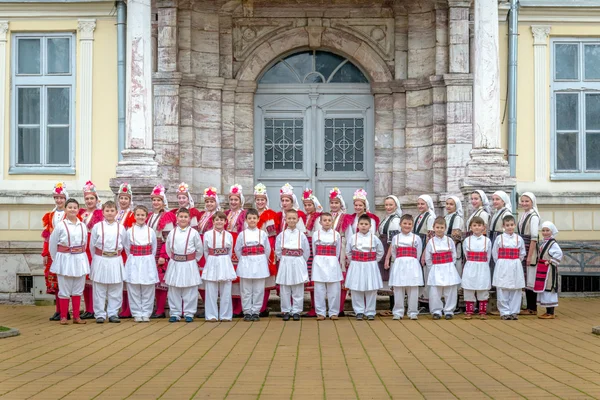 RESEN, MACEDONIA - 25 DE NOVIEMBRE: Miembros del grupo popular Tashe Miloshevski, posando en el patio de un conocido edificio Saray en Macedonia.Resen, Macedonia el 25 de noviembre de 2013 — Foto de Stock