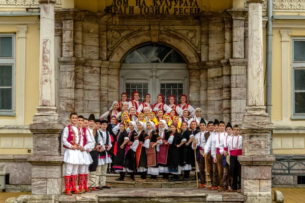 RESEN, MACEDONIA - 25 DE NOVIEMBRE: Miembros del grupo popular Tashe Miloshevski, posando en el patio de un conocido edificio Saray en Macedonia.Resen, Macedonia el 25 de noviembre de 2013 —  Fotos de Stock