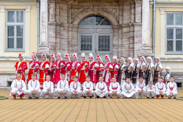 Resen, Makedonien - November 25:Members folkmusik grupp Tashe Miloshevski, poserar i gården av en välkänd byggnad Saray i Macedonia.Resen, Makedonien den 25 november, 2013 — Stockfoto