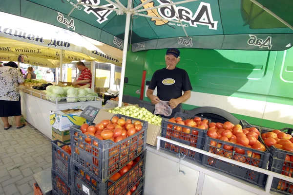 Vendedores de frutas y hortalizas en el mercado — Foto de Stock